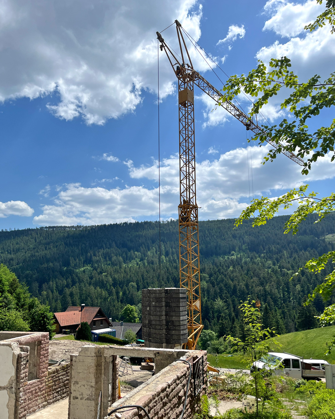 Aussicht Schwarzwald mit Baustellenkran