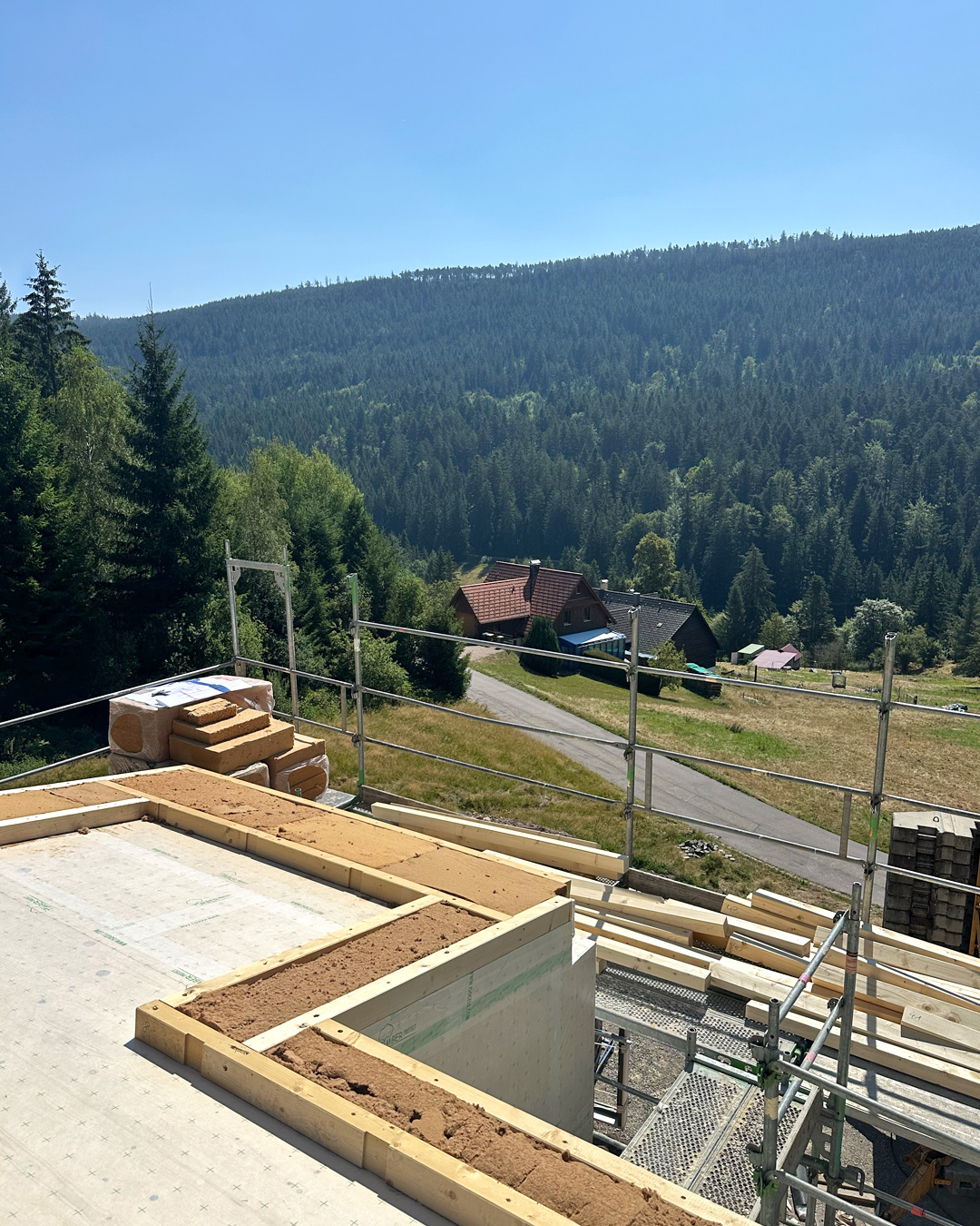 Blick auf Schwarzwald und Baustelle Ferienhaus