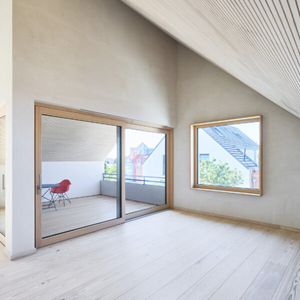 Wohnraum mit Blick auf den Balkon