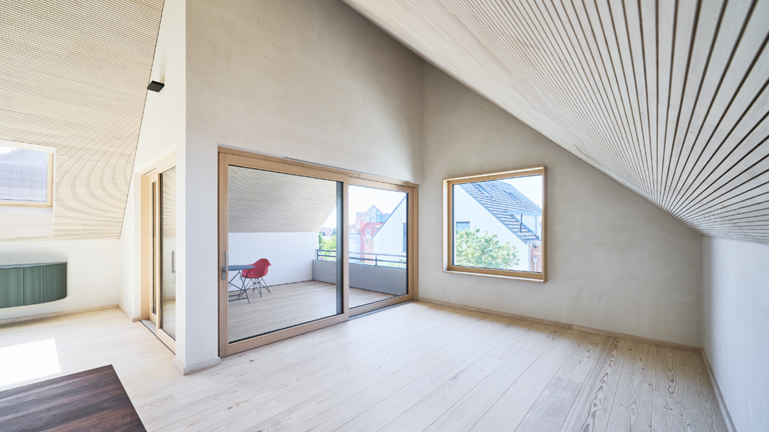 Wohnraum mit Blick auf den Balkon