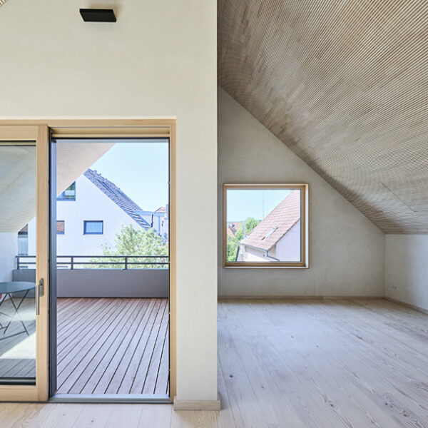 Wohnraum mit Blick auf den Balkon