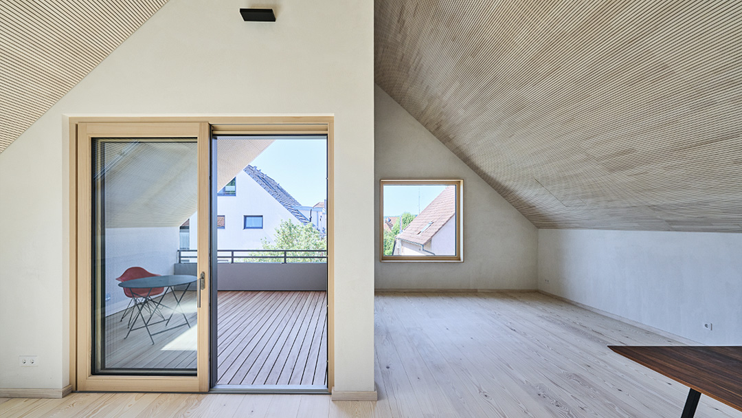 Wohnraum mit Blick auf den Balkon