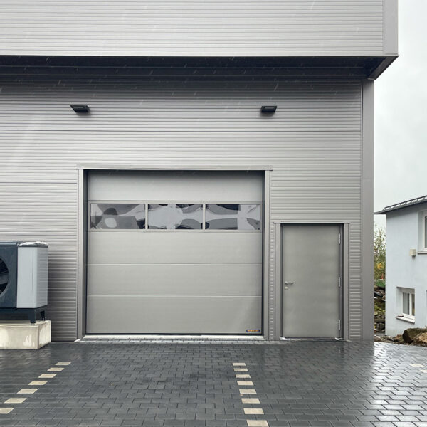 Frontale Außenansicht Neubau Montagehalle