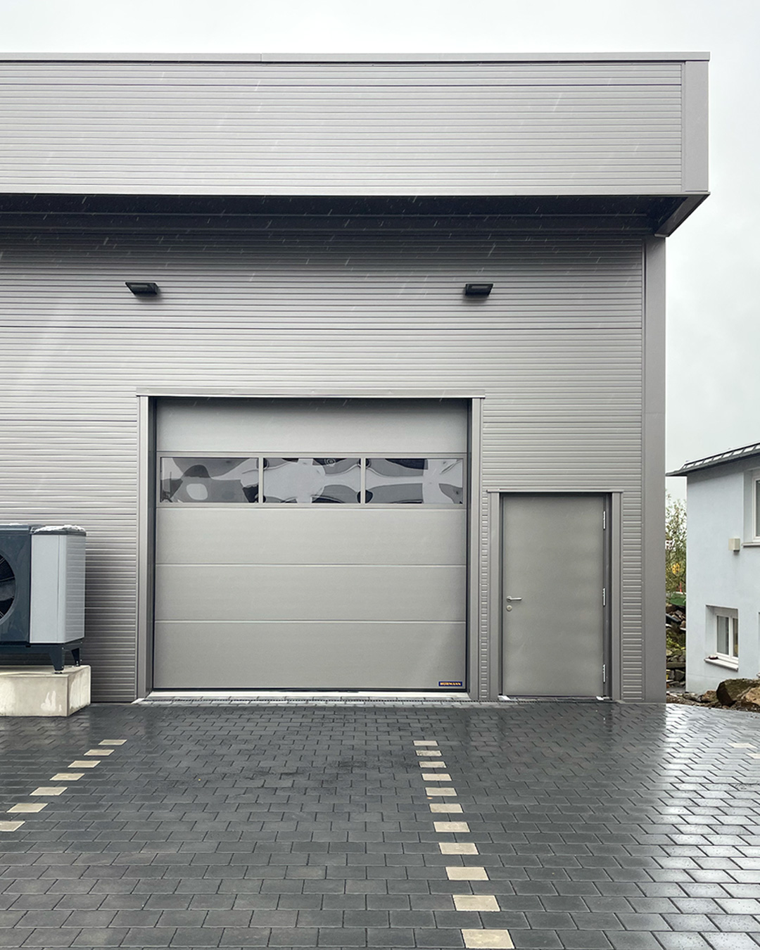 Frontale Außenansicht Neubau Montagehalle