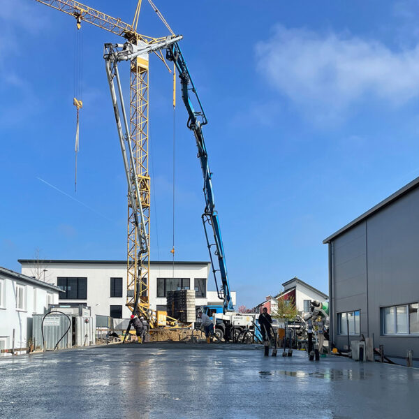 Betonieren Bodenplatte Neubau Montagehalle