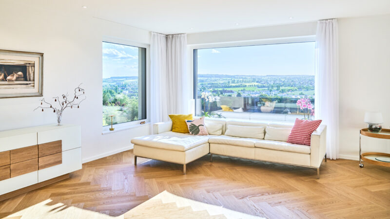 Wohnzimmer mit schönem Ausblick