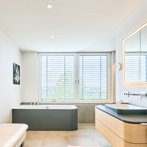 Badezimmer mit freistehender Badewanne