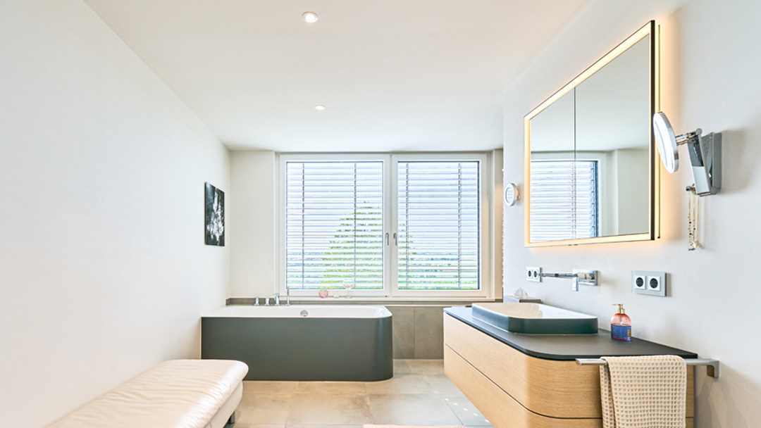 Badezimmer mit freistehender Badewanne