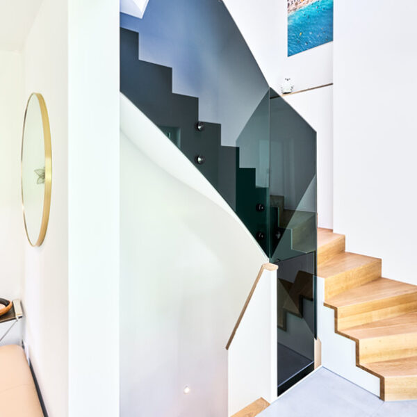 Holztreppe mit Glasgeländer