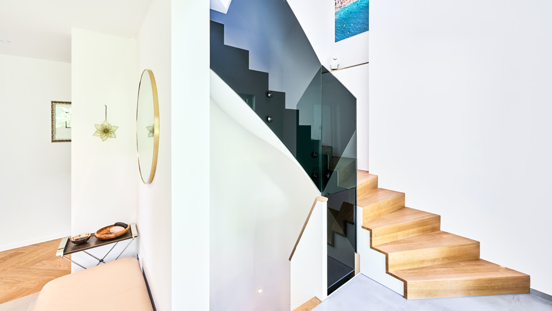 Holztreppe mit Glasgeländer