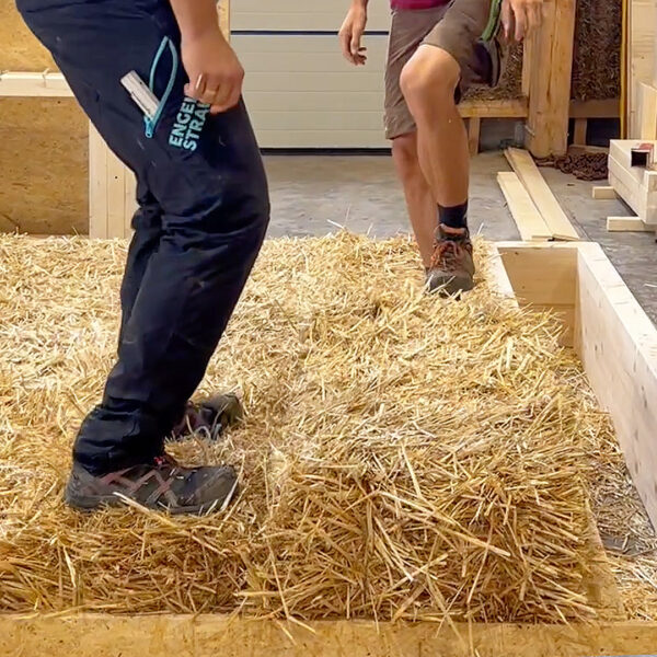 Strohballenbau - Befüllen eines Moduls