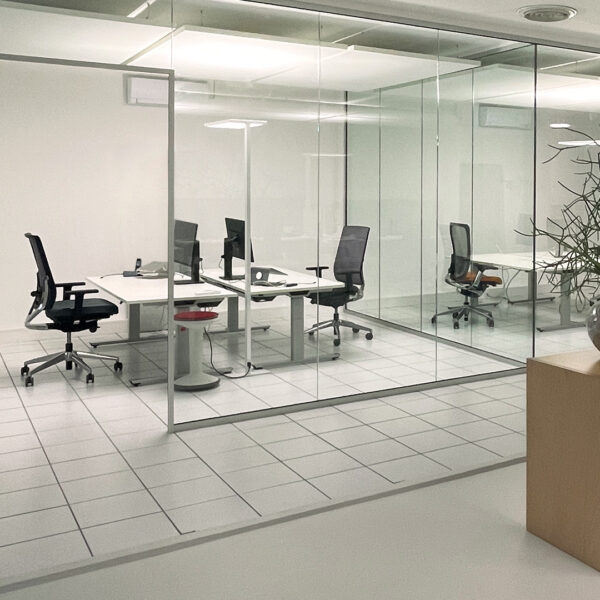 Blick in ein durch Glaswände abgetrenntes Büro