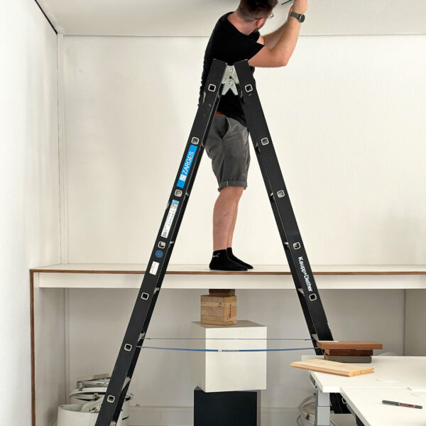 Anzeichnen an der Decke
