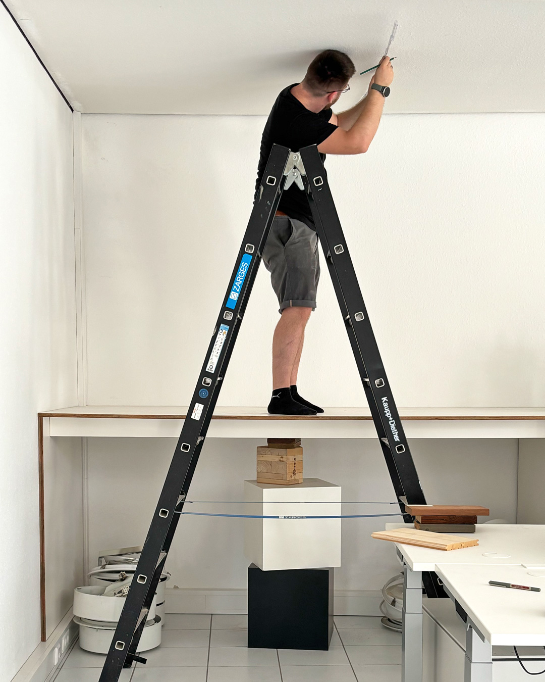 Anzeichnen an der Decke