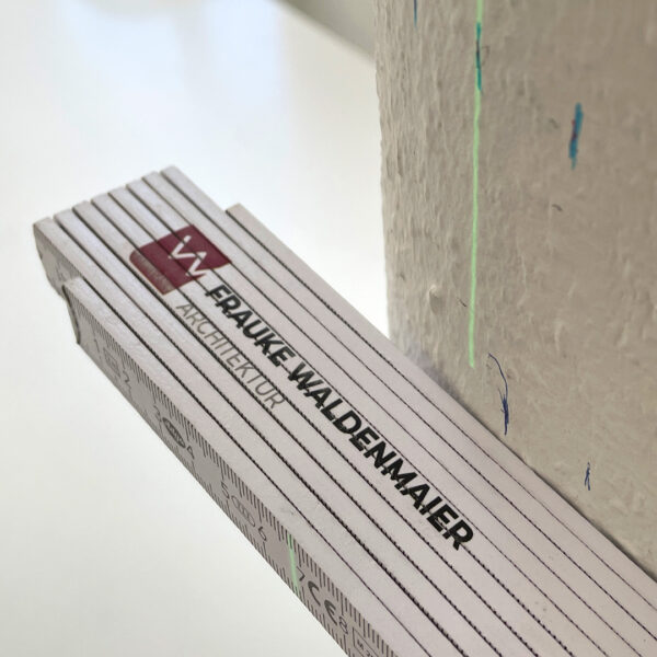 Anzeichnen an Wand mit Meterstab