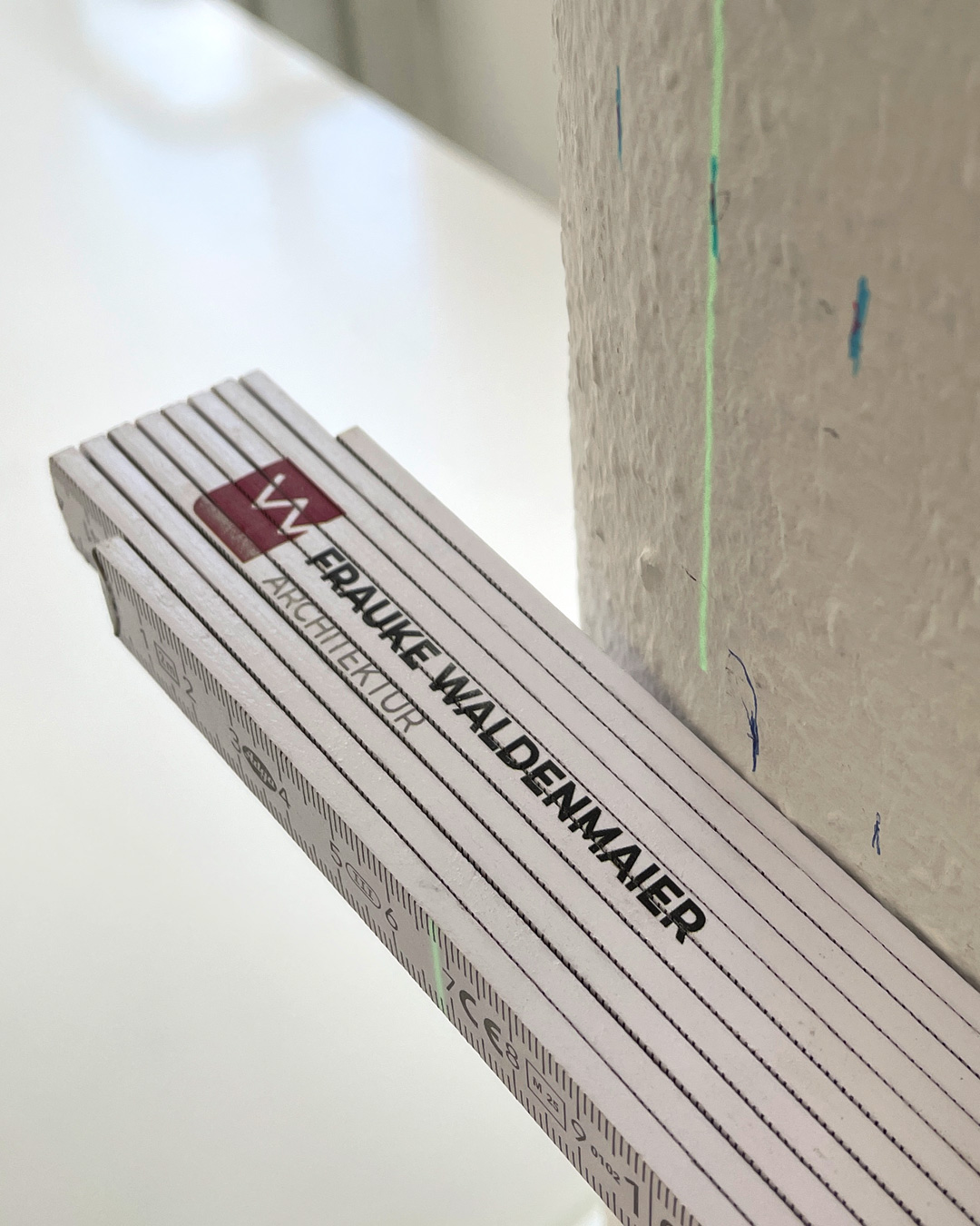 Anzeichnen an Wand mit Meterstab